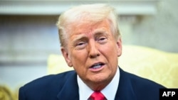 ABŞ-nyň prezidenti Donald Tramp 12-nji martda Waşington şäherindäki Ak tamda žurnalistler bilen gürleşýär.