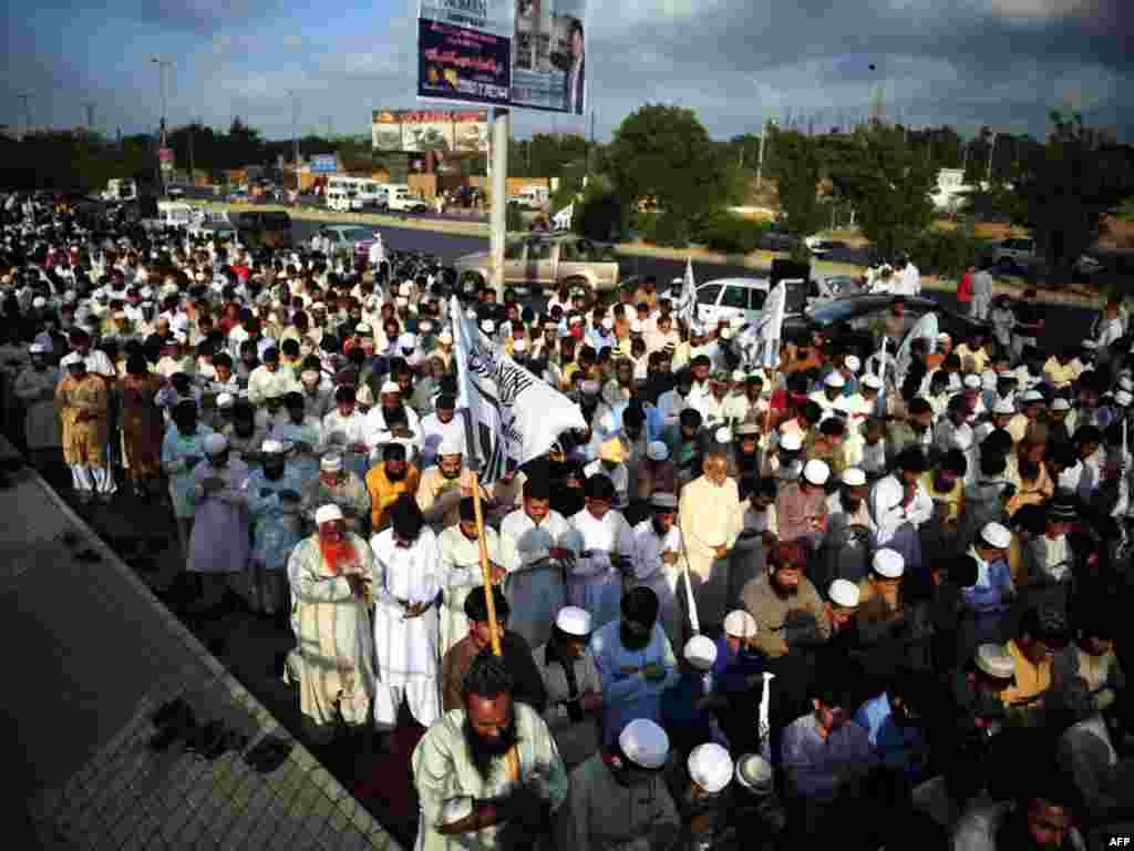 Pakistan - Molitva za Osamu bin Ladena na ulici u Karachiju, 03.05.2011. Foto: AFP / Asif Hassan