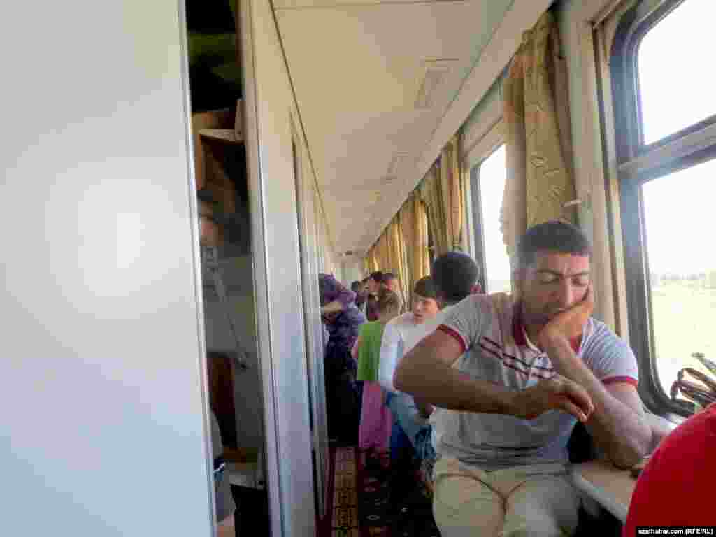 Olar tä öz menziline barýança otlynyň koridorlarynda sapar etmeli bolýarlar.