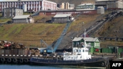 Fotografija od prije sankcija prikazuje tegljača na pristaništu u ruskoj rudarskoj zajednici Barentsburg u Svalbardu koji je dio Norveške ali gdje Rusija ima pravo eksploatacije prirodnih resursa