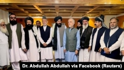 Бывший президент Афганистана Хамид Карзай (четвертый слева) участвует во встрече с членами делегации "Талибана". 2021 год