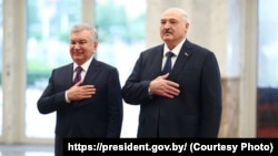 Прэзыдэнт Узбэкістану Шаўкат Мірзіёеў (зьлева) і Аляксандар Лукашэнка падчас сустрэчы ў Менску, 9 ліпеня 2026 году