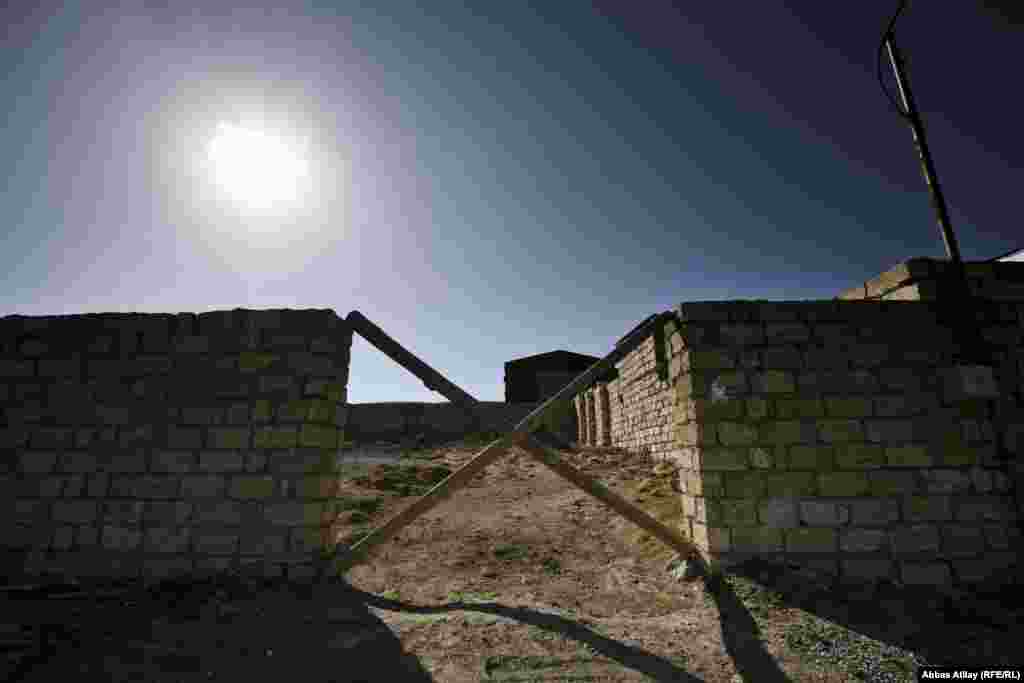 Vulkan ətrafında tikilməkdə olan ev.