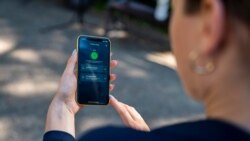 Neki su uredi također su usvojili aplikacije na mobilnim telefonima koje otkrivaju blizinu korisnika i prate eventualne kontakte zaraženog.