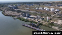 Autoritățile spun că, din cauza scăderii nivelului Dunării, barjele care transportă produse petroliere în Portul Giurgiulești nu pot fi încărcate complet 
