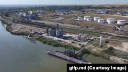 O parte din produsele petroliere sunt aduse în Republica Moldova pe cale maritimă prin Portul Giurgiulești.