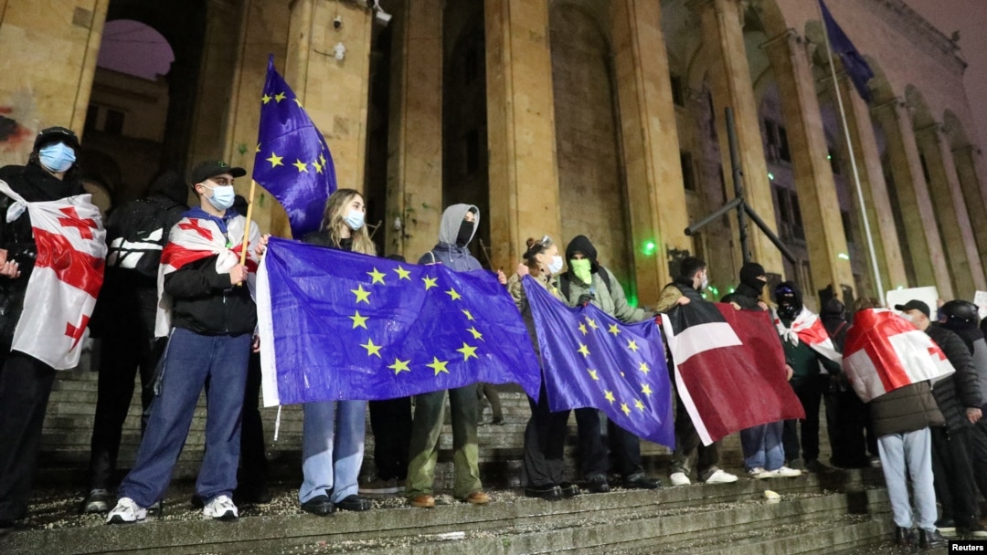 Susținătorii partidelor de opoziție din Georgia protestează la Tbilisi împotriva deciziei guvernului de a suspenda negocierile de aderare la Uniunea Europeană. 2 decembrie 2024. 