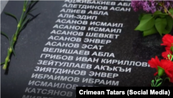 Торгызылган һәйкәл. Crimean Tatars фотосы.