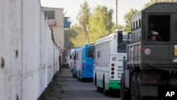 Luftëtarët ukrainas duke u larguar nga Azovstali përmes autobusëve. 17 maj 2022. 