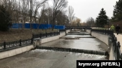 Ограждение (слева) вокруг места добычи подземных вод в Гагаринском парке Симферополя