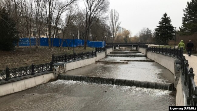 Ограждение (слева) вокруг места добычи подземных вод в Гагаринском парке Симферополя