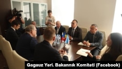 Ambasadorul desemnat al Federației Ruse în R. Moldova, Oleg Ozerov (în centru, cu spatele), în timpul vizitei la Comrat, unde s-a întâlnit cu mai mulți reprezentanți ai organelor de conducere din UTA Găgăuzia, 27 mai 2026