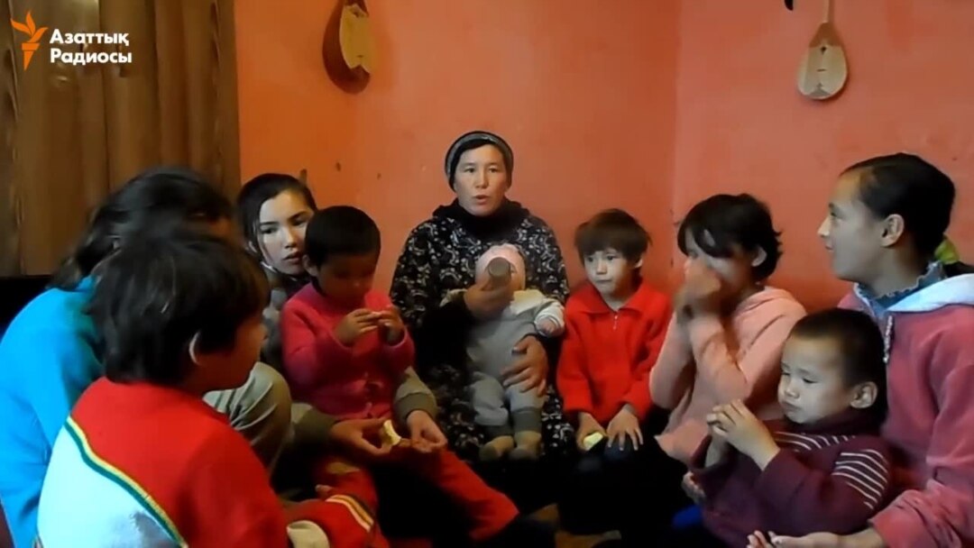 Үлкен клиторы бар сәбилер бір-бірін сиқырлайды