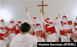  Свободният хор на Беларус в заточение свири в реформираната евангелска черква във Вилнюс на 25 март, с цел да означи 106-ата годишнина от оповестяването на независимостта на тяхната страна. 