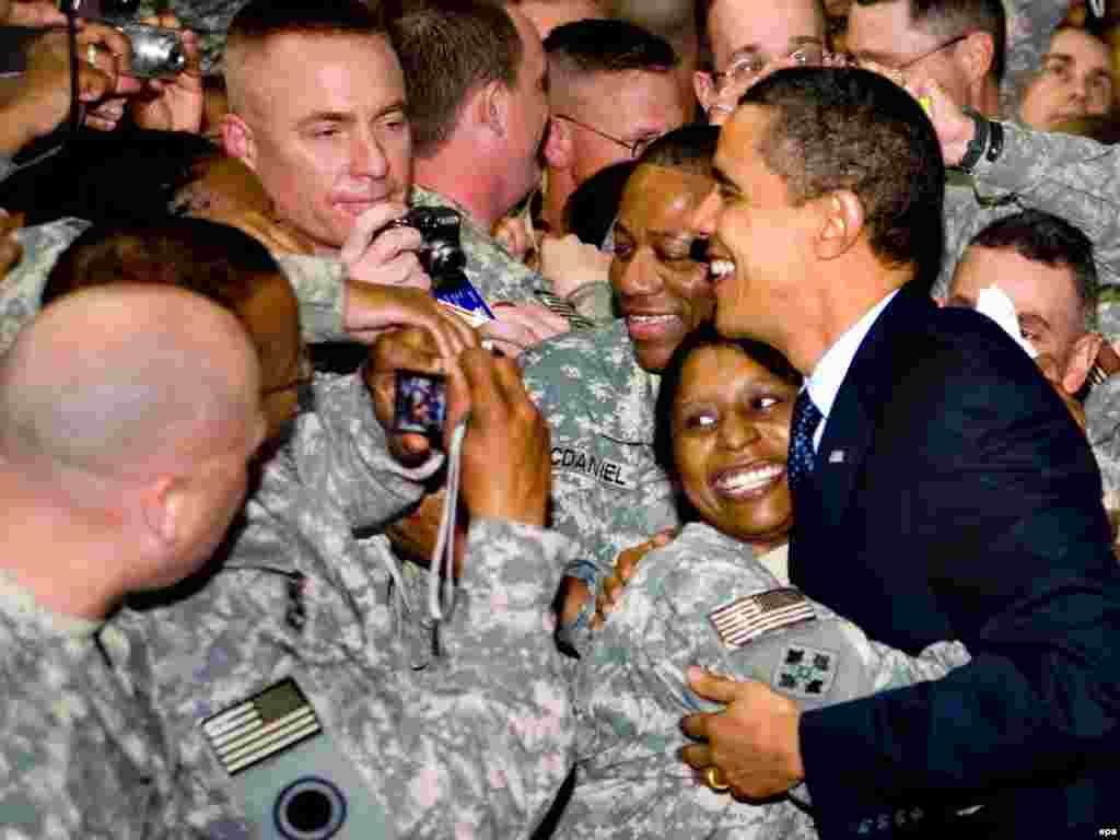 Irak - Nenajavljena posjeta - Američki predsjednik Barack Obama posjetio je svoje vojnike u Al Faw Palace u Iraku. 