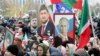 ЧЕЧНЯ-- Люди держат в руках портреты президента России Владимира Путина и чеченского лидера Рамзана Кадырова во время митинга в Грозном, посвященном Дню народного единства, Грозный, 4 ноября, 2019 г.
