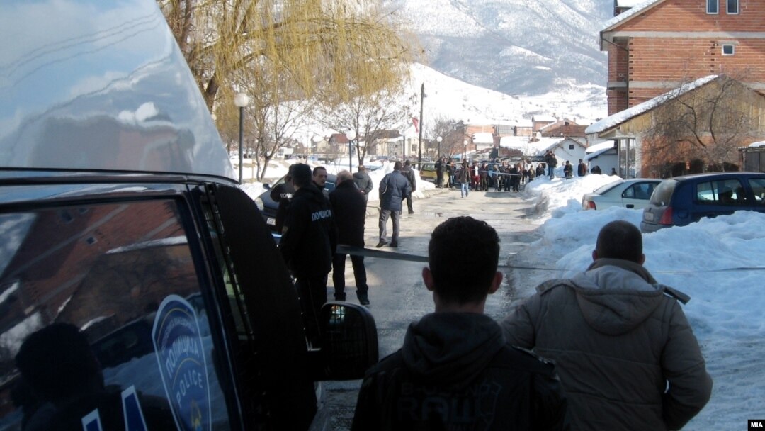 Полицаец уби двајца луѓе во Гостивар на 28 февруари 2012 година.