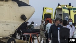 Погрузка тел погибших в авиакатастрофе в военный самолет на авиабазе в Египте, 31 октября 2015 года.