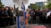 Protestuesit iranianë duke djegur flamujt izraelitë gjatë një proteste të mbajtur në Teheran, në prill të këtij viti.