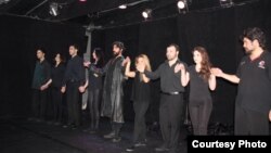 "Undergorund" tamaşasında iştirak edən aktyorlar.