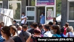 Qytetarët presin pranë një qendre vaksinimi në Shkup më 19 gusht 2021. 