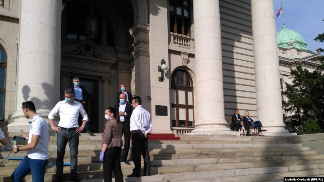 Lider opozicionih Dveri Boško Obradović (levo) i poslanici vladajuće Srpske naredne stranke Aleksandar Martinović i Sandra Božić (gore desno) ispred Skupštine, 10. maj