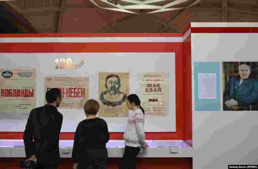 Көрмедегі көп экспонаттар Мұхтар Әуезовтің шығармашылығына байланысты қойылған. Негізінен көрмеде жазушының әр жылдары шыққан кітаптары, Әуезов туындылары негізінде қойылған спектакльдер афишалары, өзінің суреттері болды. 