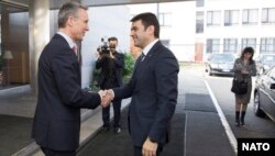 Secretarul-General Nato, Jens Stoltenberg întîmpinîndu-l pe premierul Chiril Gaburici la Bruxelles