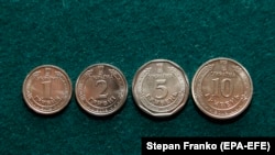 Нова монета більша, ніж монети номіналом 1,2 та 5 гривень.