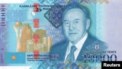 Банкнота номиналом 10 тысяч тенге с изображением президента Казахстана Нурсултана Назарбаева. 
