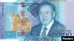 Назарбаевдин сүрөтү түшүрүлгөн 10 миң теңгелик банкнот.