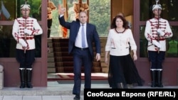  Президентът Румен Радев и вицепрезидентът Илияна Йотова излизат измежду протестиращи жители на площад 