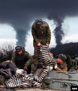 Russian soldiers load shells into a tank on the outskirts of Grozny in December 1999.