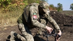 Український військовий готує FPV-дрон до удару по противнику. Запорізька область 