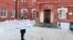 Участница акции 2 марта. Надпись на плакате, написанная на удмуртском: "Минздрав ас визь сётом тыныд" ("Минздрав, ты в своем уме?")
