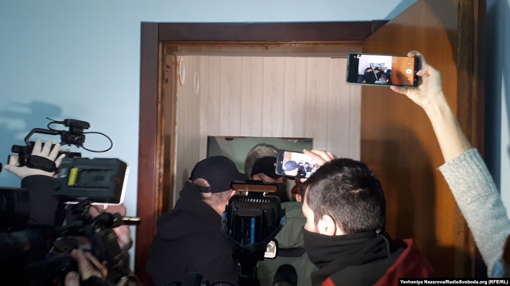 Як повідомляє кореспондент Радіо Свобода, на місці перебуває поліція, і, зокрема, голова головного управління поліції області. При цьому ніяких дій поліцейські не чинять