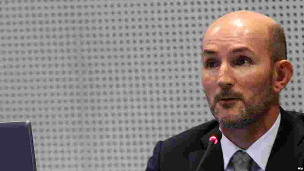 МАКЕДОНИЈА - Гувернерот на Народната Банка, Димитар Богов вели дека НБРМ не смее да се остави без гувернер, оти тоа би имало низа негативни импликации. Најголемите политички партии СДСМ и ВМРО-ДПМНЕ се уште не кажуваат дали ќе го поддржат Богов. Јасен став има само ДУИ за која предлогот на Иванов е неприфатлив.