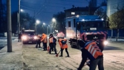 Комунальники у Дніпрі засипали піском 300 тонн олії, яка вилилася на вулицю внаслідок російського повітряного удару по місту. 5 січня 2026 року 