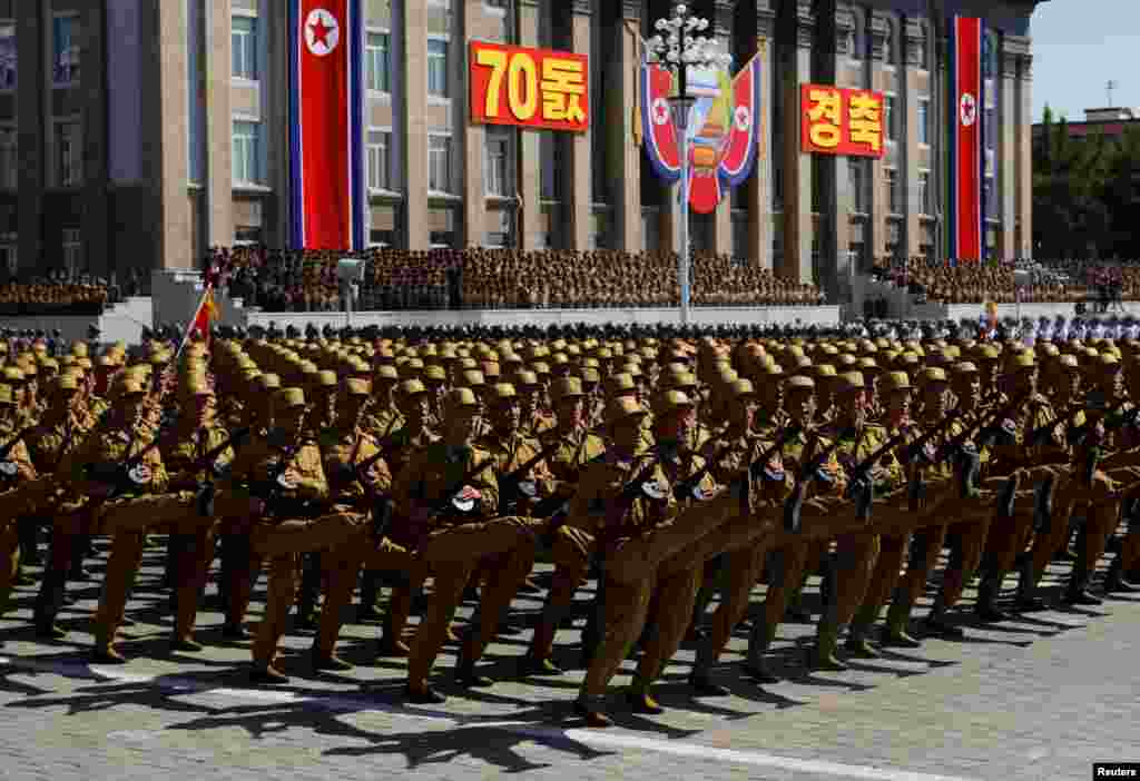Солдати марширують під час параду до 70-ї річниці КНДР&nbsp;