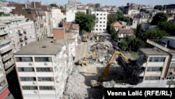 Процес зносу колишньої будівлі посольства США в Белграді, 10 липня 2017 року 
