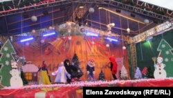 ​​В Сухуме на площади Свободы в честь Рождества состоялось праздничное интерактивное представление «Зимняя сказка»