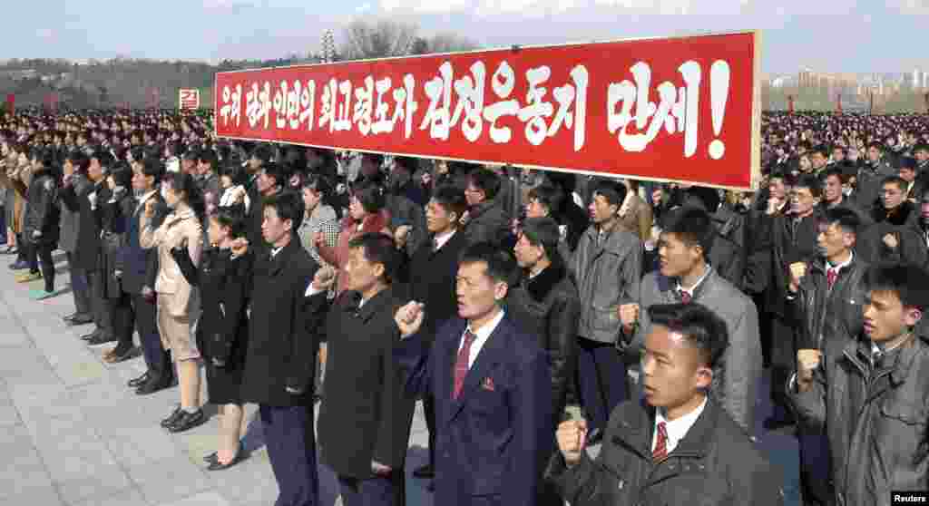 Принесение присяги перед статуями лидеров Ким Ир Сена и Ким Чен Ира в Пхеньяне 10 апреля 2013 г.