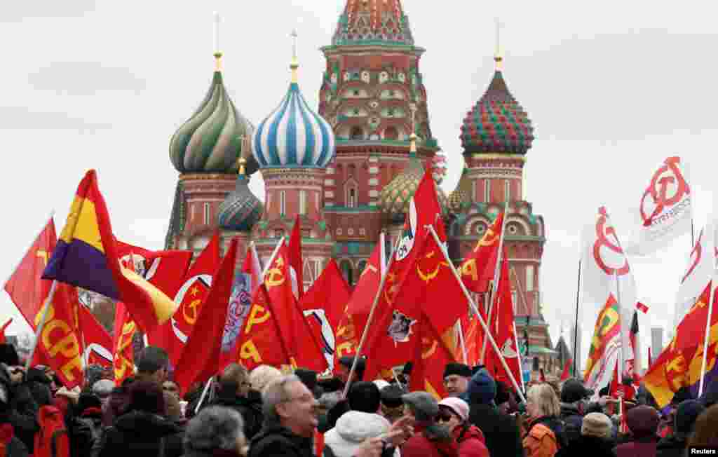 Simpatizanții Partidului Comunist depun flori la Mausoleul lui Lenin din Piața Roșie de la Moscova, Rusia, 5 noiembrie.