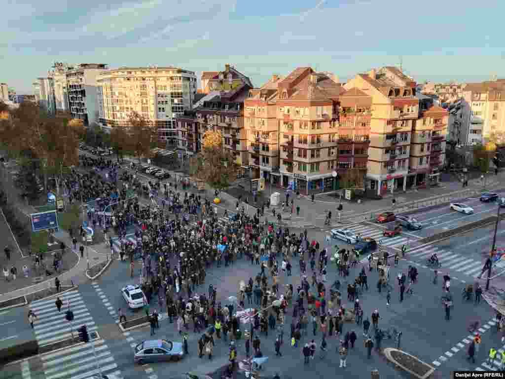 U okviru istrage o obrušavanju betonske nadstrešnice uhapšeno je trinaest osumnjičenih, među njima i ministar građevinarstva Srbije u ostavci Goran Vesić i bivši direktor Infrastrukture železnice Srbije Nebojša Šurlan