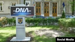 Procurorii DNA spun că un oficial MIPE a luat mită de la două angajate pe care le-ar fi ajutat să ocupe posturile. 