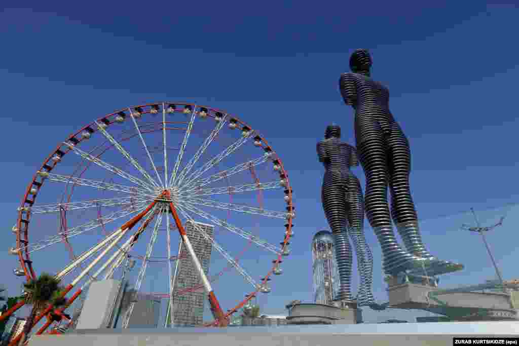 Moving statues Ali and Nino are seen in Batumi, a seaside resort on the Black Sea coast in southwest Georgia. (epa/Zurab Kurtsikidze)