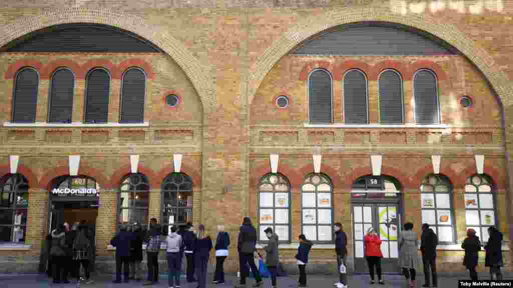 UK - People queue for a McDonald's near London Bridge as the spread of the coronavirus disease (COVID-19) continues, in London, 23Mar2020