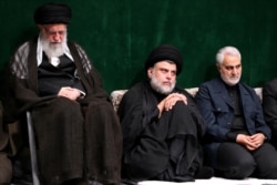 حضور مقتدی صدر در کنار سلیمانی در مراسمی در دفتر رهبر جمهوری اسلامی در شهریور ۹۸