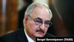 The UN Security Council has called on Libyan commander Khalifa Haftar to halt his forces' drive toward the capital.