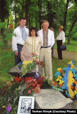 Евгений Гирнык в Каневе (крайний справа)